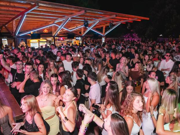 FOTO Maja Šuput nastupila je u Vodicama, evo što je u publici radio Šime: 'Ova je za tebe!'