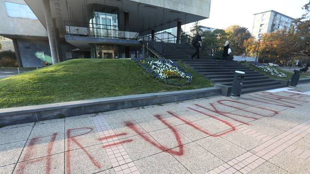 Muškarac išarao pločnik ispred Poglavarstva, stigla policija