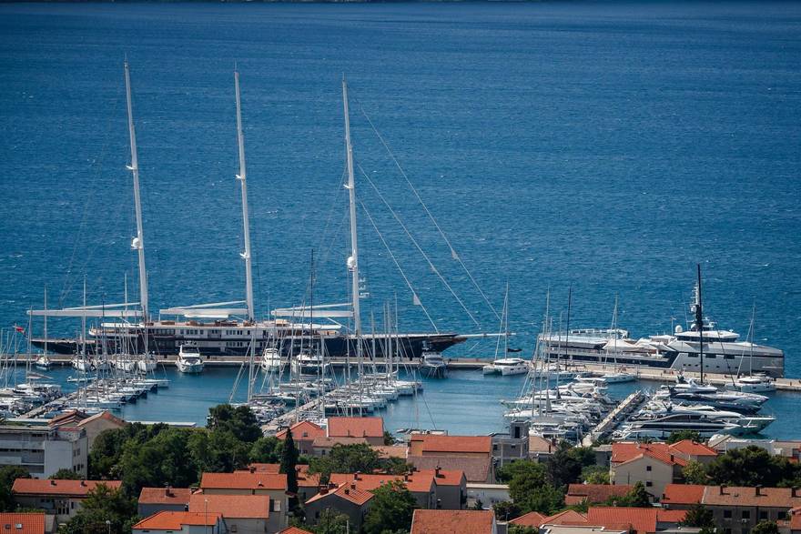 Bezosova jahta stigla u Kaštelu, ali gdje je slavni par? 'Otjeralo nas je osiguranje, hrpa ih je...'