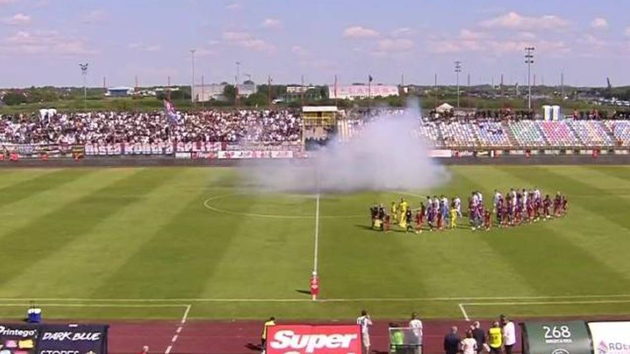 VIDEO Torcida bacila topovski udar i oštetila travnjak. A onda skandirala 'Srami se, Hajduče!'