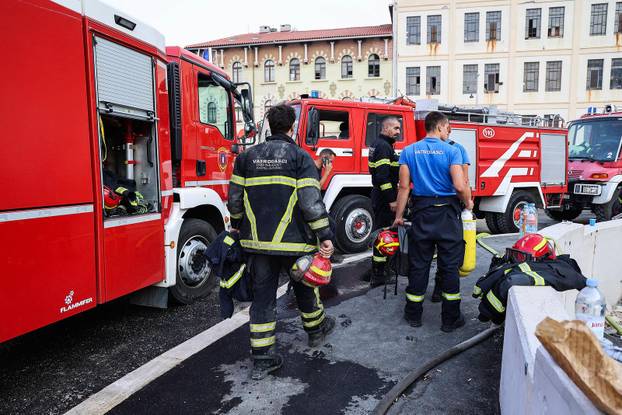 Vatrogasci cijelu noć gasili požar kod Omiša
