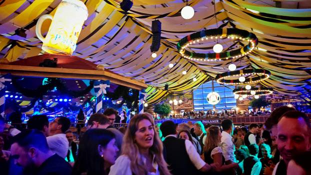 FOTO 24sata na Oktoberfestu:  Evo koliko košta krigla pive!