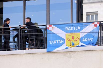 FOTO Škoti okupirali Zagreb dva dana prije utakmice: Nasred Trga izvješena njihova zastava