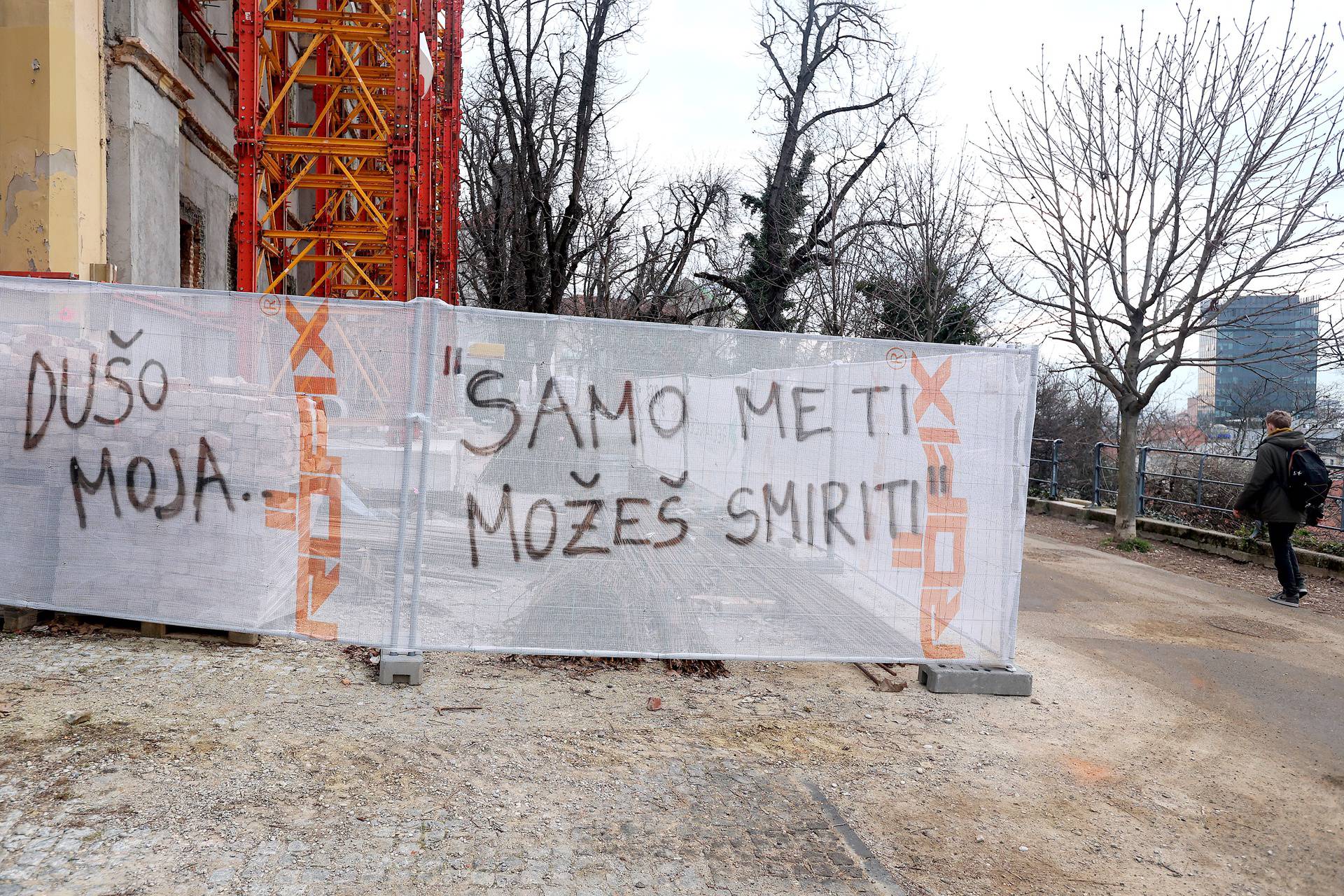 Zagreb: Na Gornjem gradu osvanuo grafit "Srce moje, dušo moja, samo me ti možeš smiriti"