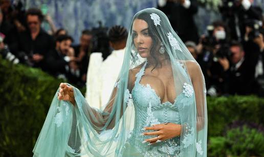 FOTO Georgina sve iznenadila! Na Cannes do&scaron;la kao plavu&scaron;a. Pogledajte kako sada izgleda...