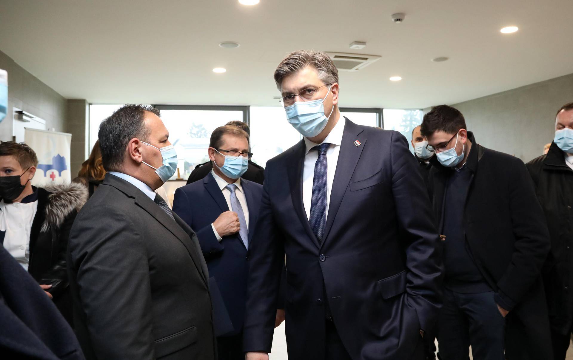 Plenković s kolegama obišao Opću bolnicu dr. Ivo Pedišić u Sisku 