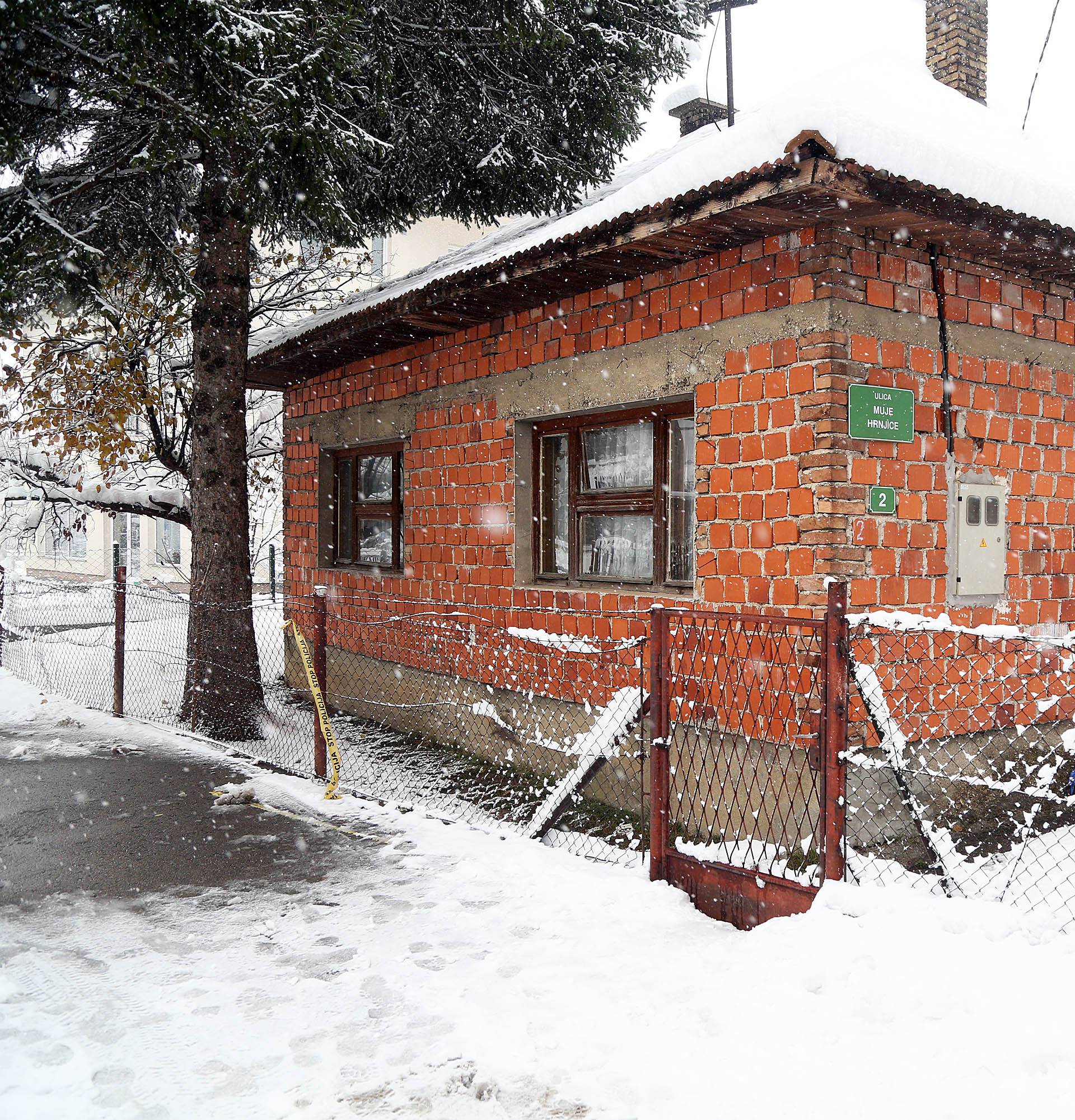 Djecu je polegao na krevetić, pokrio  dekom i izbo ih nožem