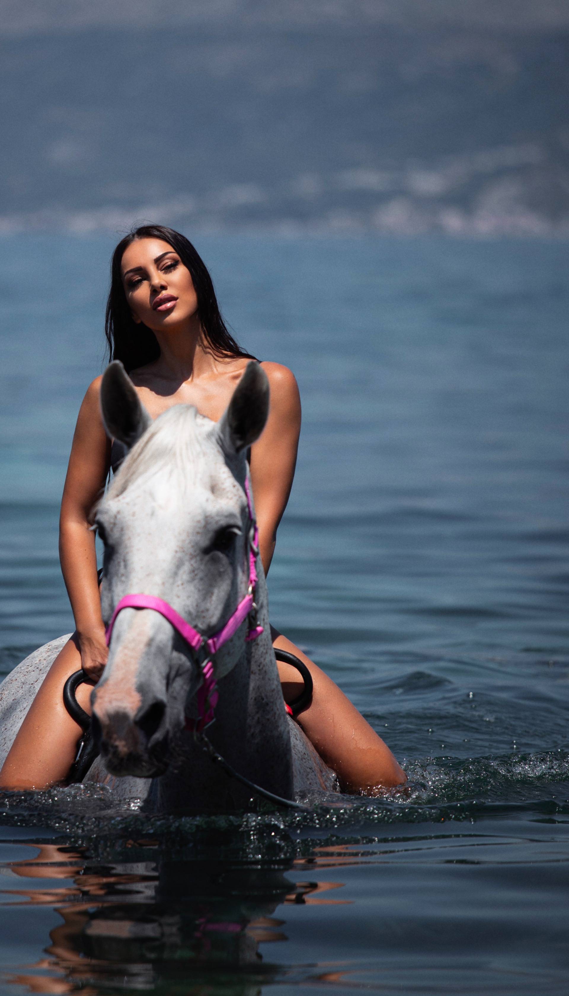 Žanamari je u tangama jahala konja za novi spot: 'Mračna je to strana mog viđenja ljubavi'