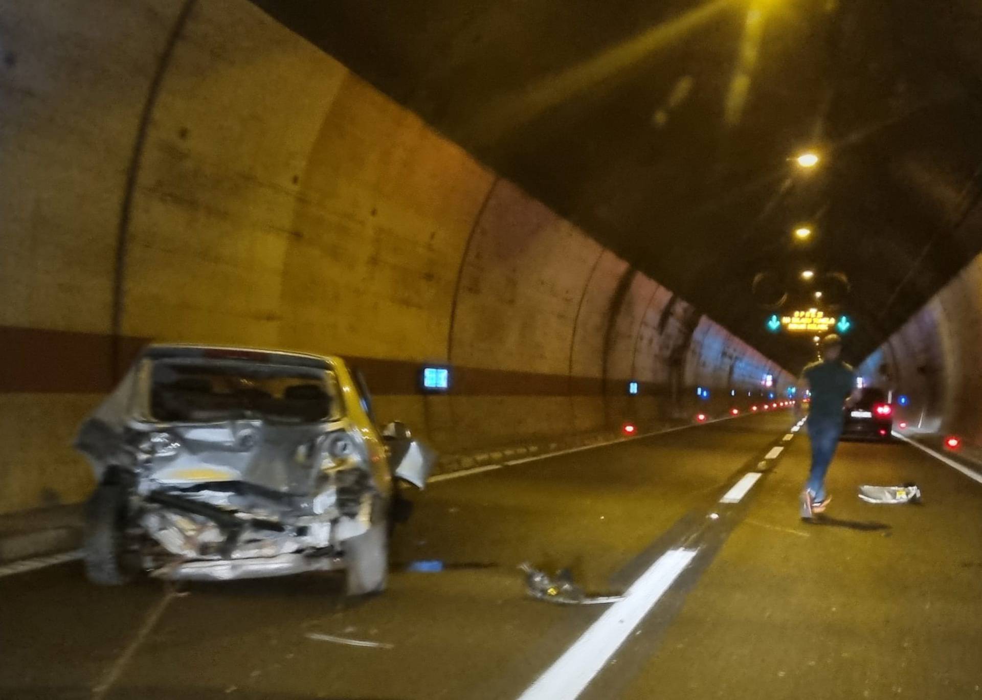 Detalji nesreće u Svetom Roku: Neoprezno pretjecao u tunelu, teško ozlijeđena oba vozača