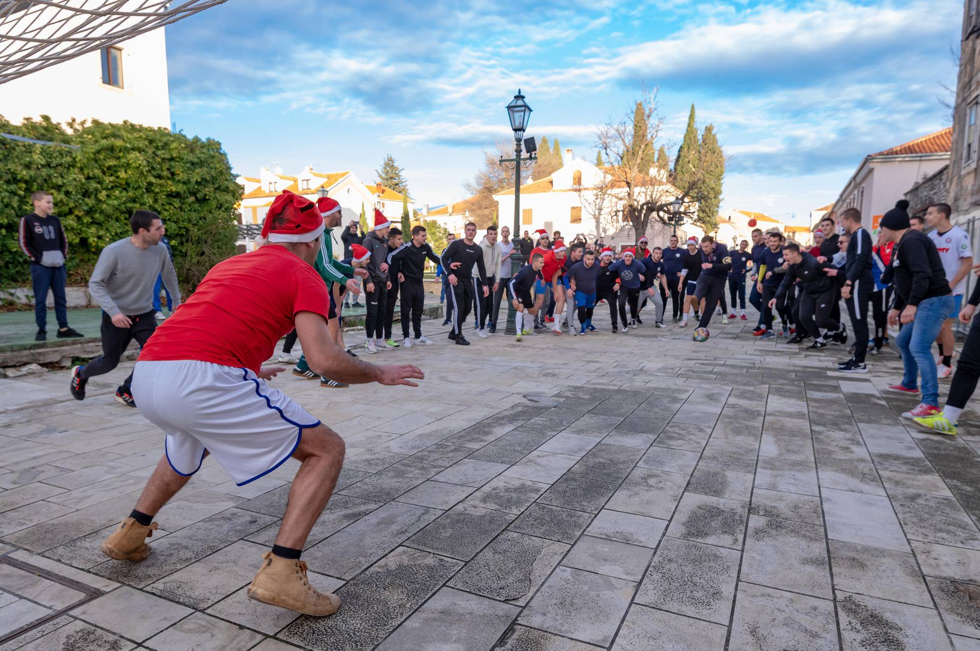 Luda nogometna utakmica u Benkovcu: Za svaki žuti karton kazna je popiti pola litre piva!