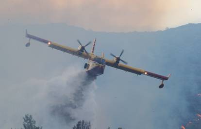 Borba s vatrom: Požar na Svilaji gase četiri kanadera