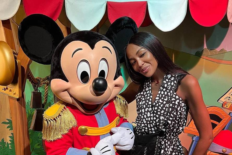 Naomi Campbell objavila je rijetku obiteljsku fotografiju: 'Prvi puta u Disneylandu...'
