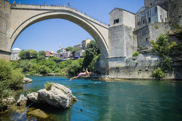 Mostar: Brojni turisti rashladili se u Neretvi