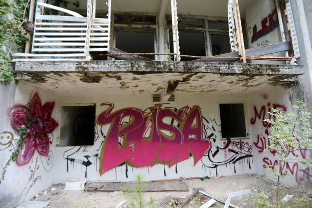 Malinska: Ruševine hotelskog naselja Haludovo