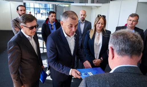 VIDEO Lovrić predao potpise za kandidaturu: 'Zagrepčani žele promjene, vjerujem u pobjedu'
