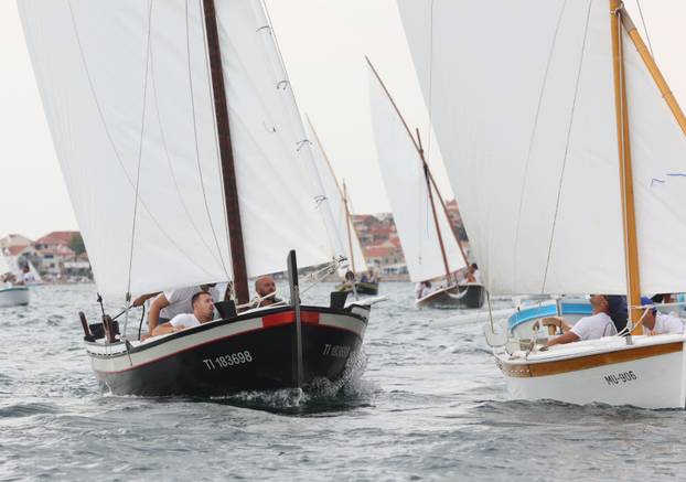 FOTO Čuvari stoljetne tradicije: Drveni brodovi utrkivali se na 'Regati za dušu i tilo' u Betini