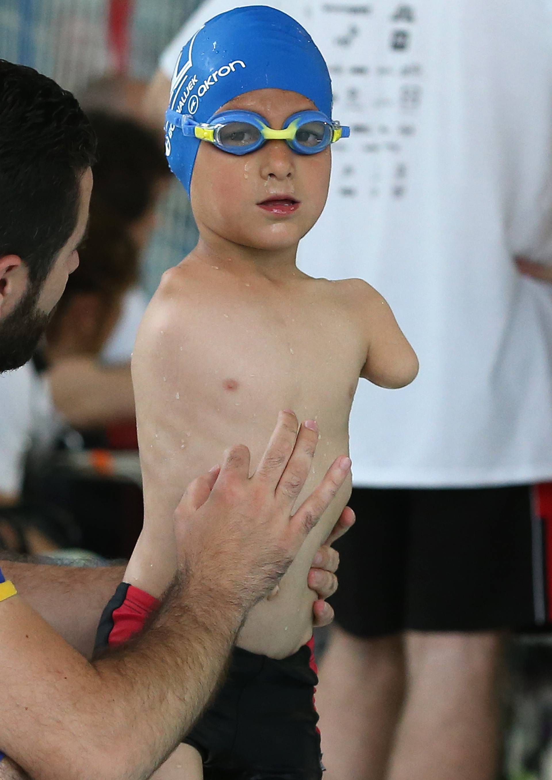 Dječak bez ruku osvojio zlatnu medalju: 'Njemu je bazen sve'