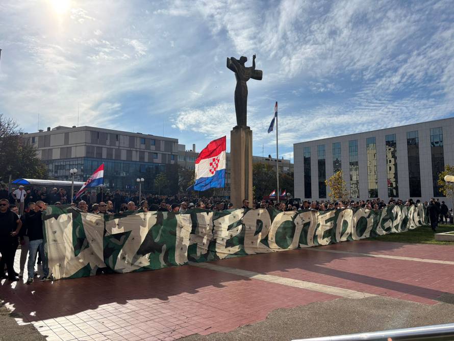 FOTO Gotov prosvjed na Rivi: Torcidaši su došli pred zgradu suda i urlali 'Za dom spremni'