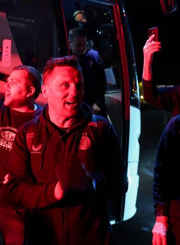 Zagreb: Navija&ccaron;i Dinama do&ccaron;ekali igra&ccaron;e ispred stadiona u Makisimiru nakon pobjede u derbiju protiv Hajduka