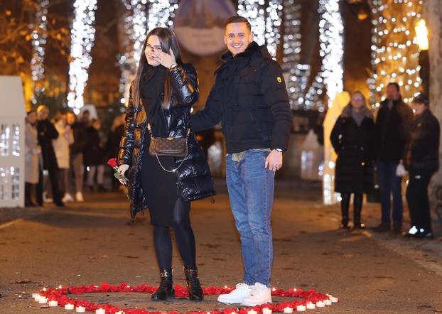 Romantična prosidba na zagrebačkom Adventu, uz latice i svijeće zaprosio djevojku na Zrinjevcu 