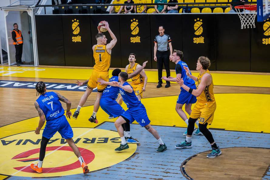 Split: Košarkaška utakmica između KK Split i KK Spartak Office