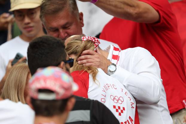 Pariz: Donna Vekić u zagrljaju tate i mame nakon osvojenog Olimpijskog srebra