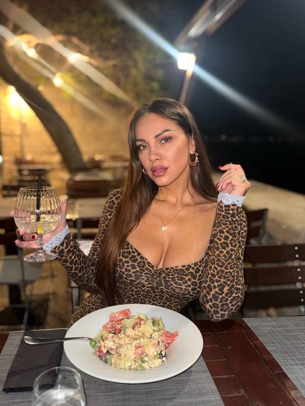 FOTO Pokušajte ju gledati u oči! Žanamari na seksi snimci izlazi iz mora u minijaturnom badiću