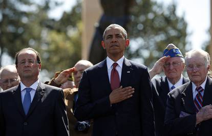 Javnost je zgrožena: Obamu ulovili sa žvakaćom na Danu D