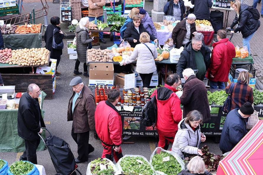Zagreb: Topli i sunčani petak doveo veliki broj kupaca na standove Dolca Pod zidom i na Splavnici