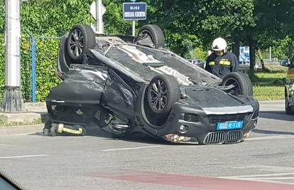 Sudar u Zagrebu: Auto završio na krovu, jedan vozač u bolnici