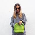 Inspirirana neon bojama: Manja torba intenzivne zelene nijanse