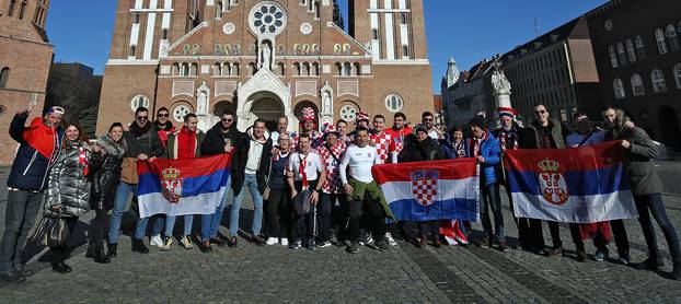 Szeged: Hrvatski i srpski navijači gemištom nazdravili uoči utakmice između Hrvatske i Srbije