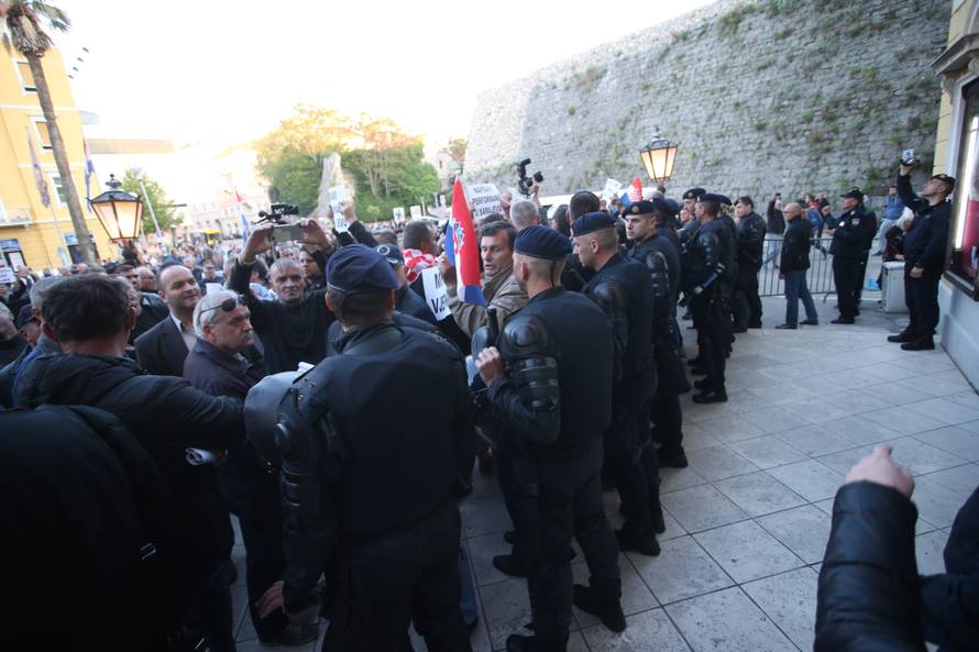 Policija izbacila HSP-ovce koji su ometali Frljićevu predstavu