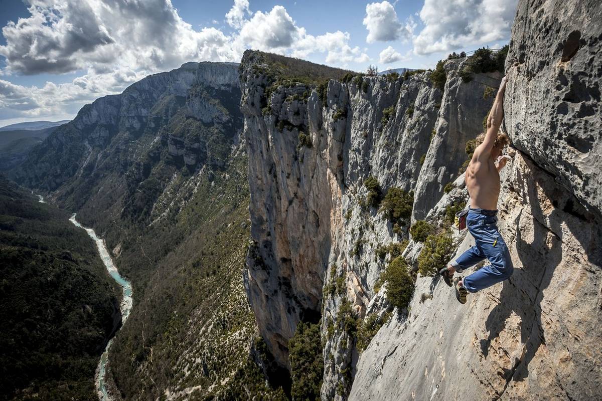 Ночевка на скалах. Плато рорайма, бразилия, венесуэла, гайана. Висит над пропастью. Отвесный камень. Высота скал от земли.
