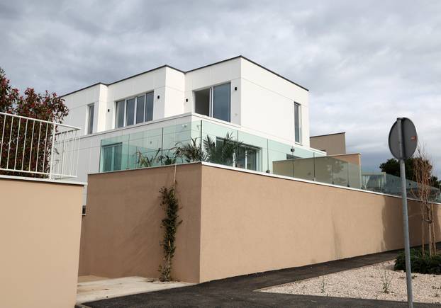 Šibenik: Novoizgrađene vile na plaži Rezalište u Brodarici