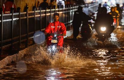 Obilne kiše poplavile Mumbai, škole zatvorene, zračni promet u kaosu: Ugroženo 2 mil. ljudi