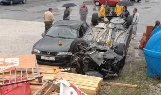 Autom sletio s ceste u dvorište trgovine pa udario još dva auta