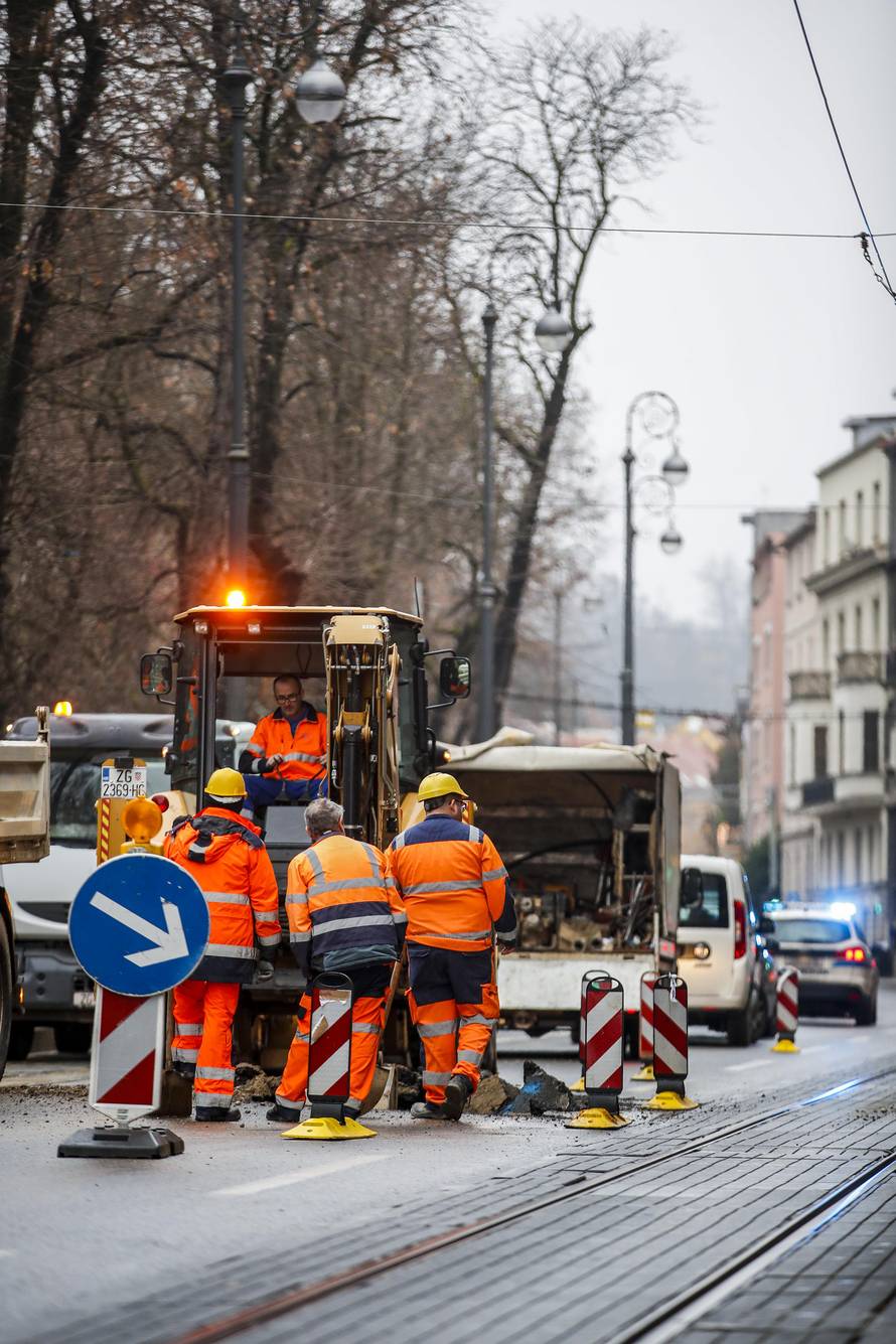 Zagreb: Radnici saniraju puknutu cijev na Ribnjaku