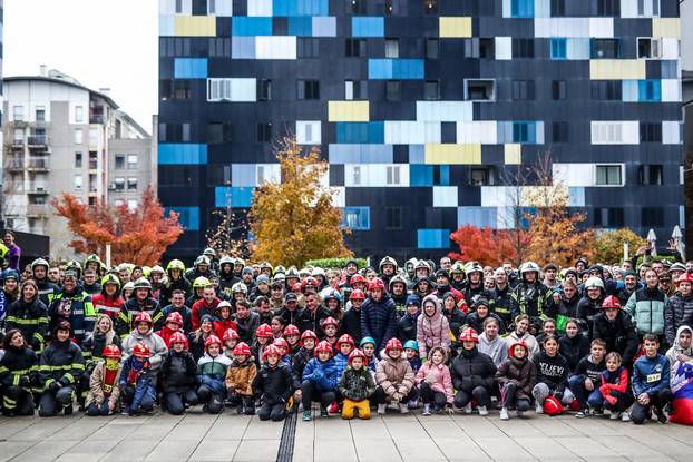 Zagreb: Vatrogasci pod punom opremom pretrčali 666 stepenica u humanitarne svrhe