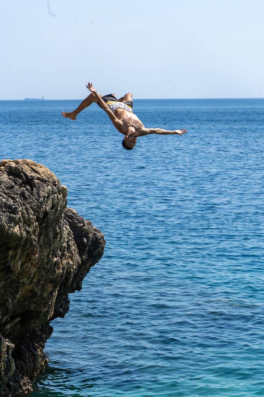 Pula: Havajska plaža na Verudeli raj je za kupače i ljubitelje skokova sa stijena