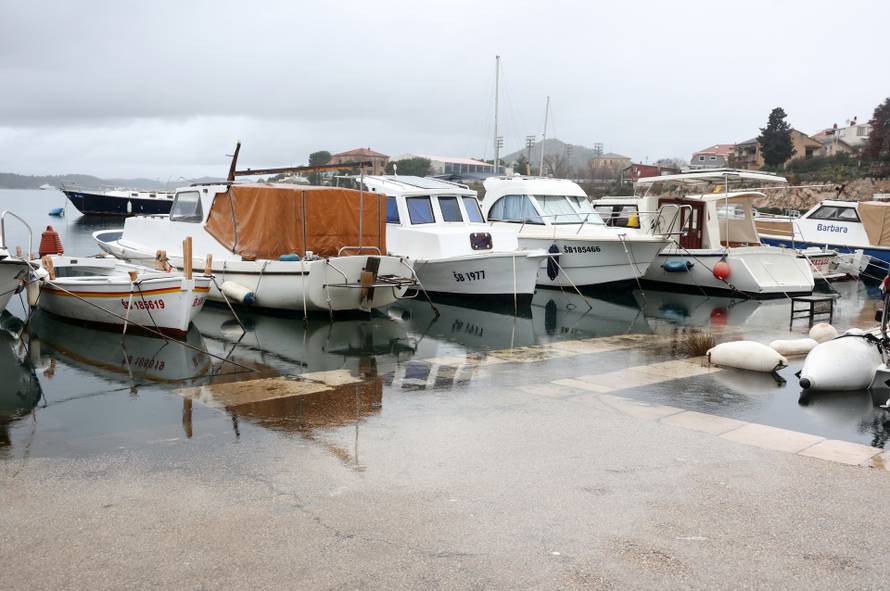 Šibenik: Jugo potopilo Dolac, cijela riva je pod morem