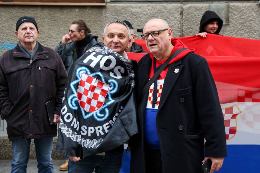 Prosvjednici  su stigli pred stan Tomislava Tomaševića i najavili  da će pjevati Thompsonove pjesme 