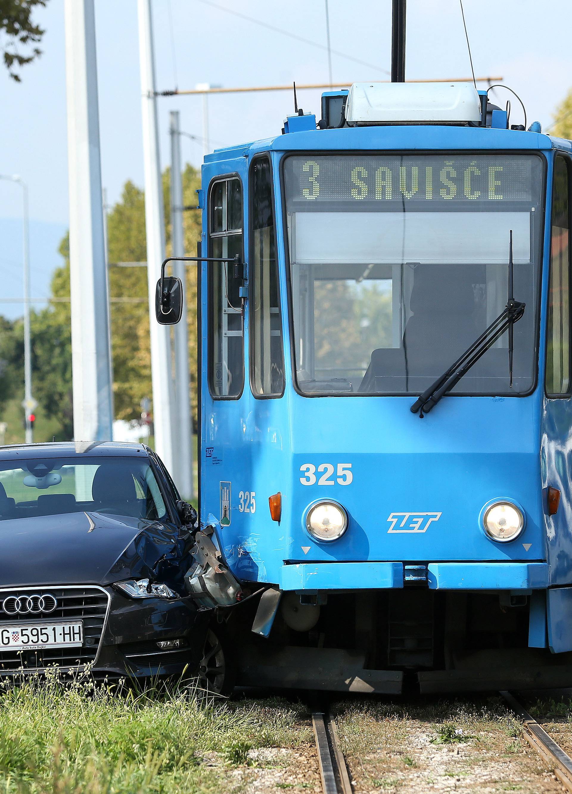 Auto i tramvaj sudarili su se u Zagrebu: 'Audi je skroz skršen'