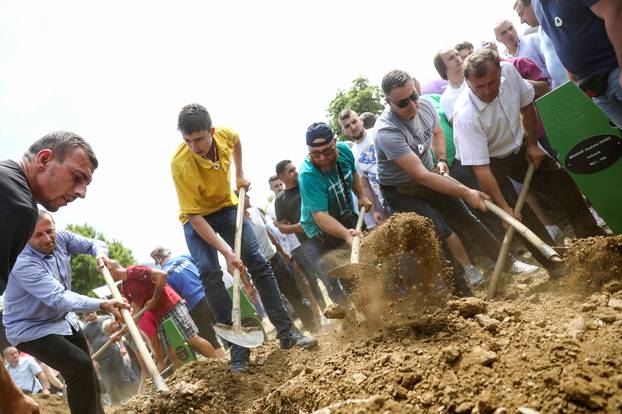 Dženaza i ukop 19 novoidentificiranih žrtava genocida u Srebrenici