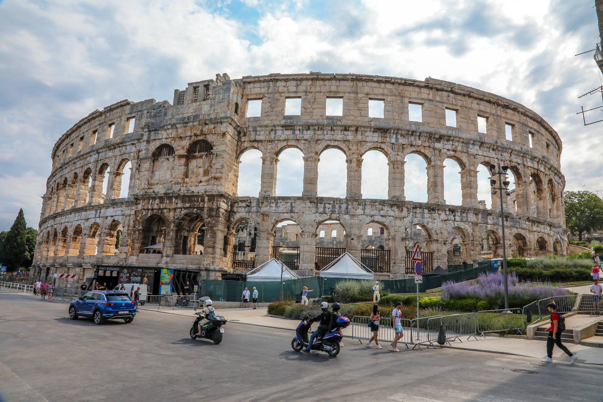 Pula: Fanovi ispred Arene čekaju večerašnji koncert Robbie Williamsa