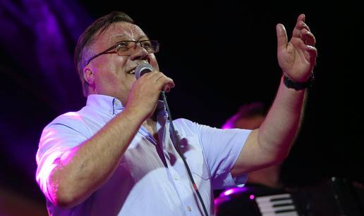 Kruži snimka podrške dok je Halid Bešlić u bolnici: Ovo su stihovi koji su rasplakali regiju