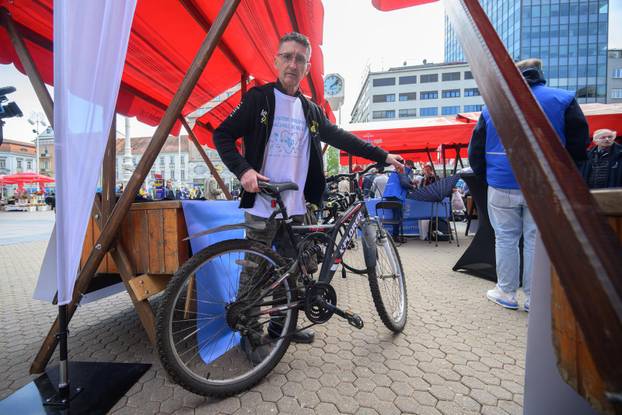 Zagreb: U okviru akcije "Majstori održivosti - sačuvaj, ne bacaj!" povodom Dana planeta Zemlje, obrtnici besplatno popravljali stvari