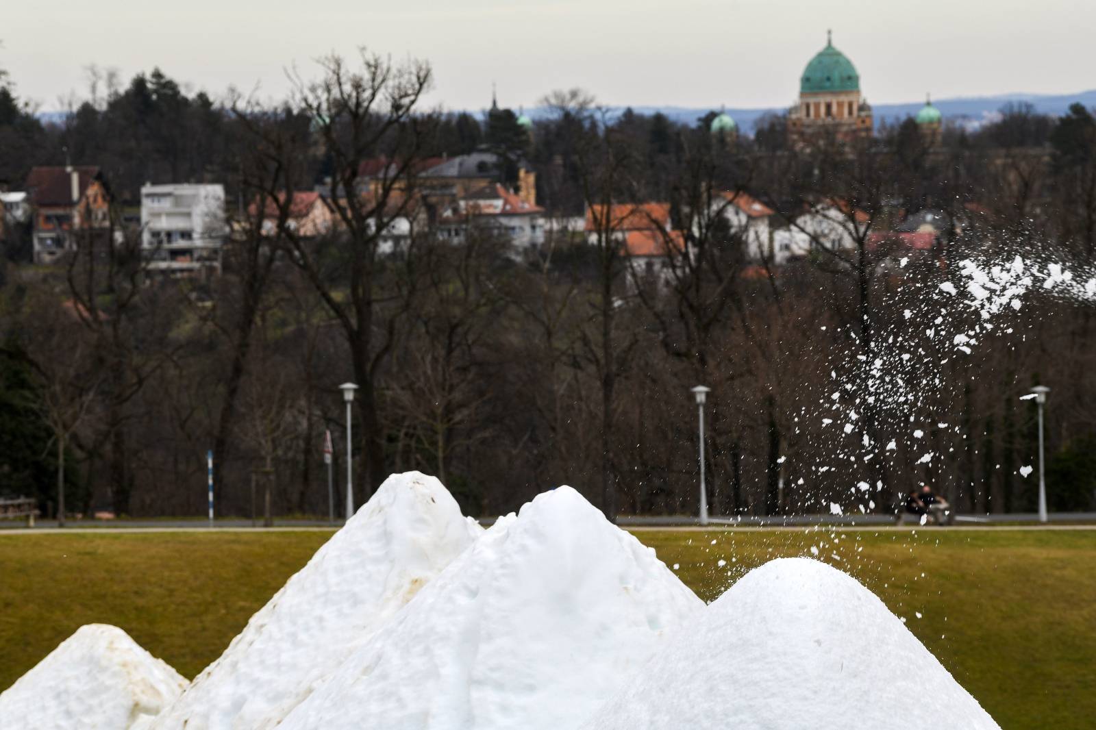 Zagreb: Uz proljetno vrijeme, na Cmroku stroj proizvodi umjetni snijeg