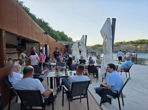 FOTO Adrenalinska atrakcija u Orahovici - zip line preko jezera!