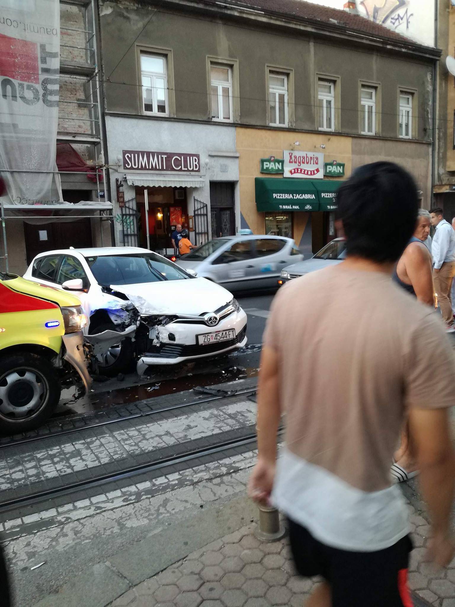 Četvero lakše ozlijeđeno u sudaru auta i Hitne pomoći